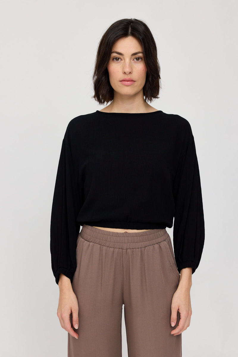 Maren ist 1,75 und trägt Größe S