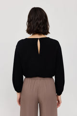 Maren ist 1,75 und trägt Größe S