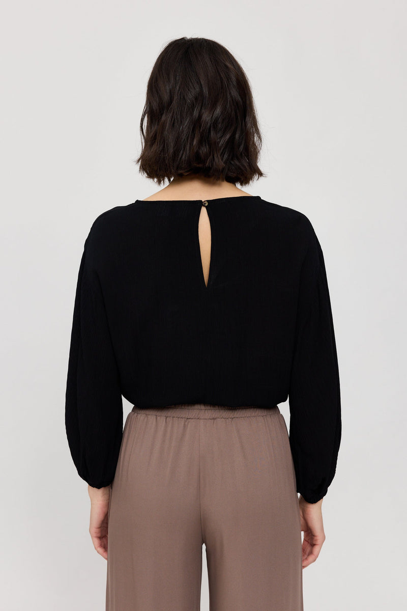 Maren ist 1,75 und trägt Größe S