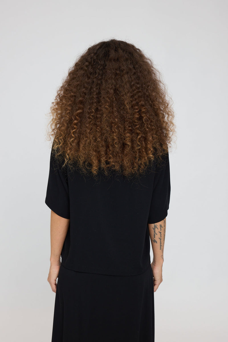 Mandy ist 1,68 und trägt Größe S