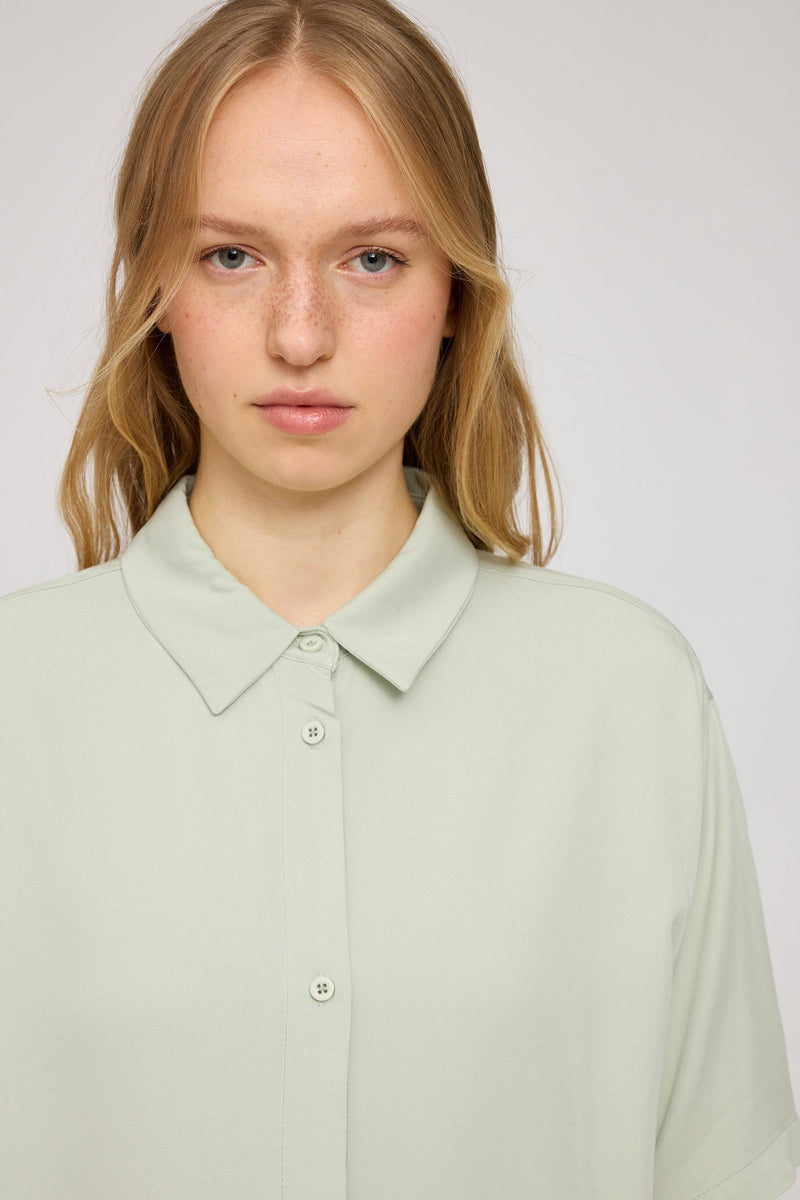 Julia ist 1,78 und trägt Größe S