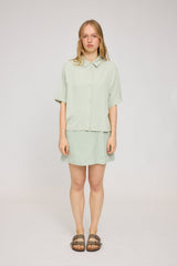 Julia ist 1,78 und trägt Größe S