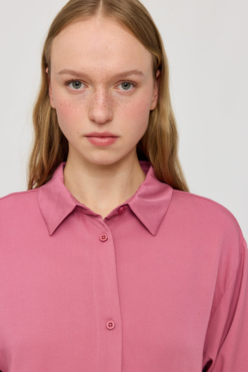 Julia ist 1,78 und trägt Größe S