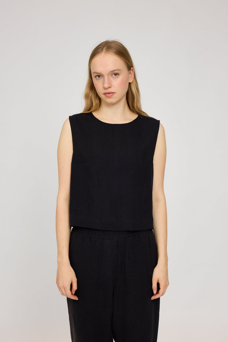 Julia ist 1,78 und trägt Größe S