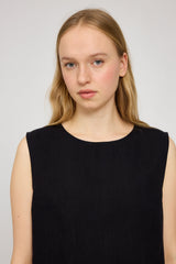 Julia ist 1,78 und trägt Größe S