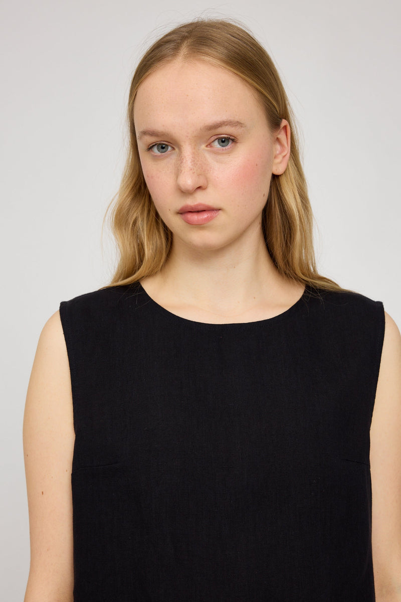 Julia ist 1,78 und trägt Größe S