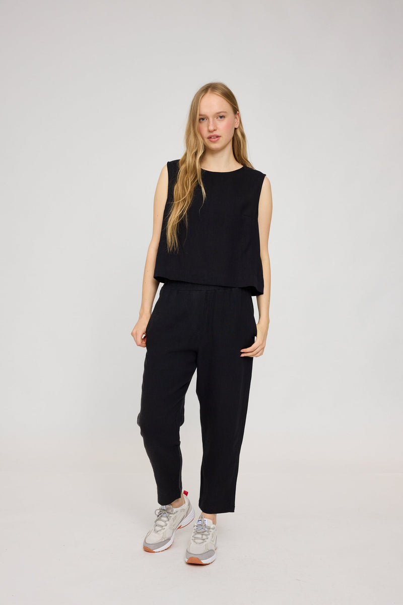 Julia ist 1,78 und trägt Größe S