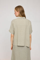 Julia ist 1,78 und trägt Größe S