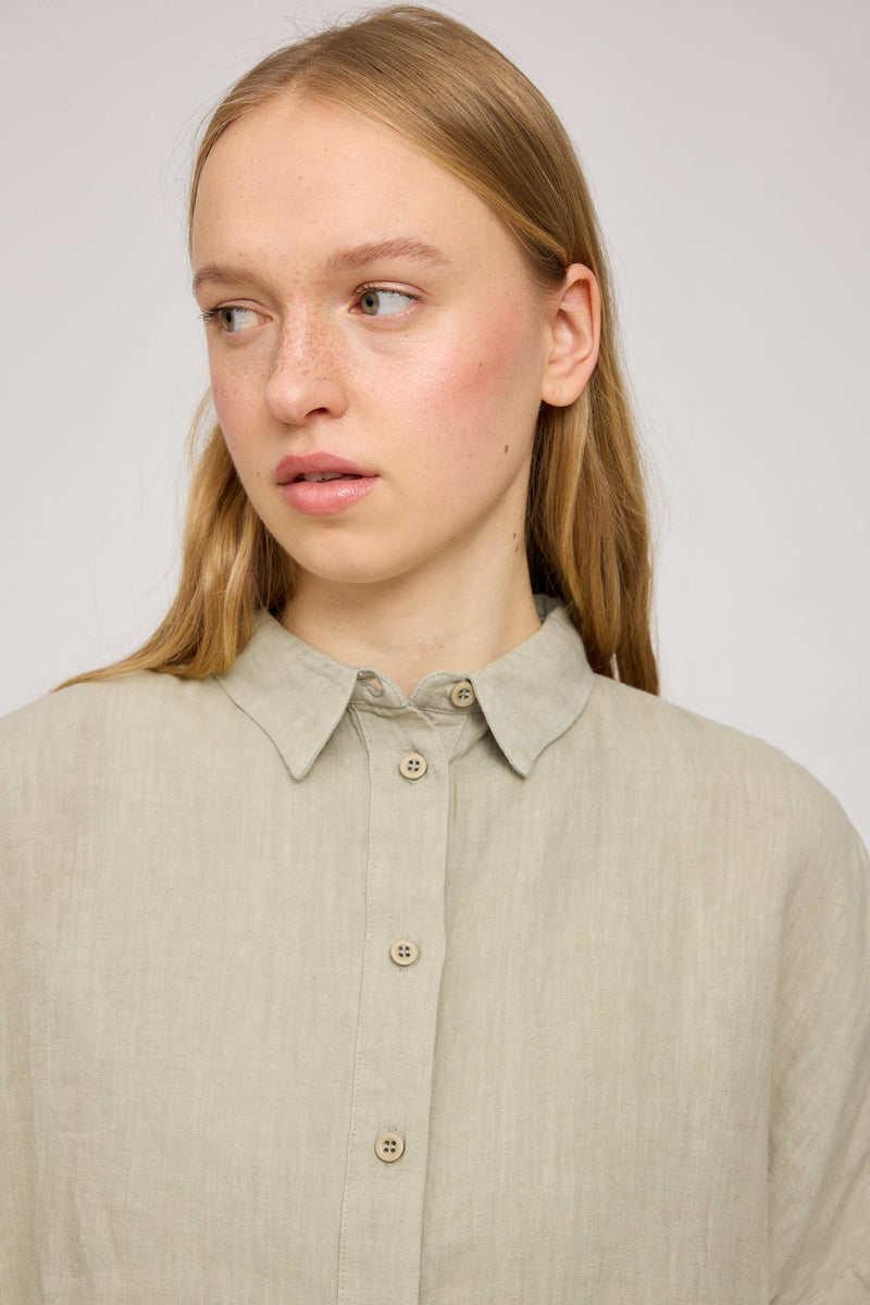 Julia ist 1,78 und trägt Größe S