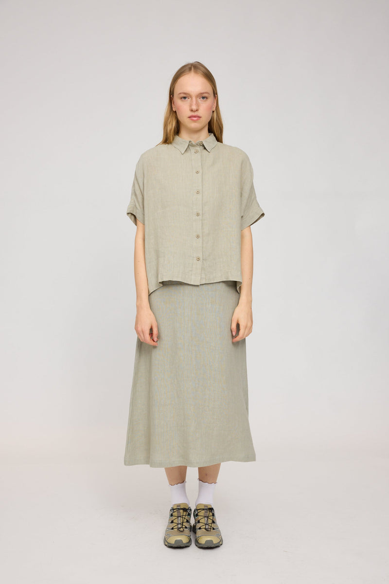 Julia ist 1,78 und trägt Größe S