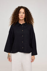 Mandy ist 1,68 und trägt Größe S