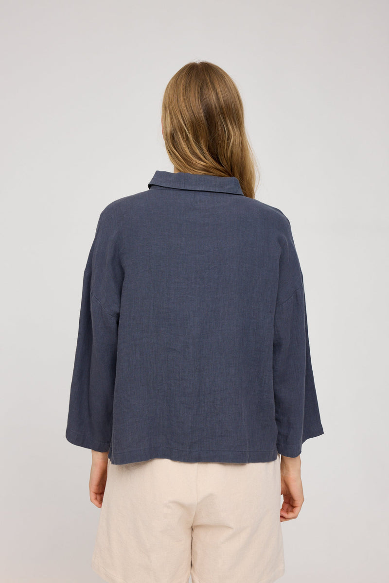 Julia ist 1,78 und trägt Größe S