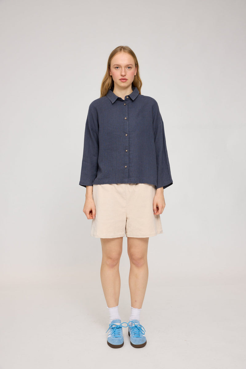 Julia ist 1,78 und trägt Größe S