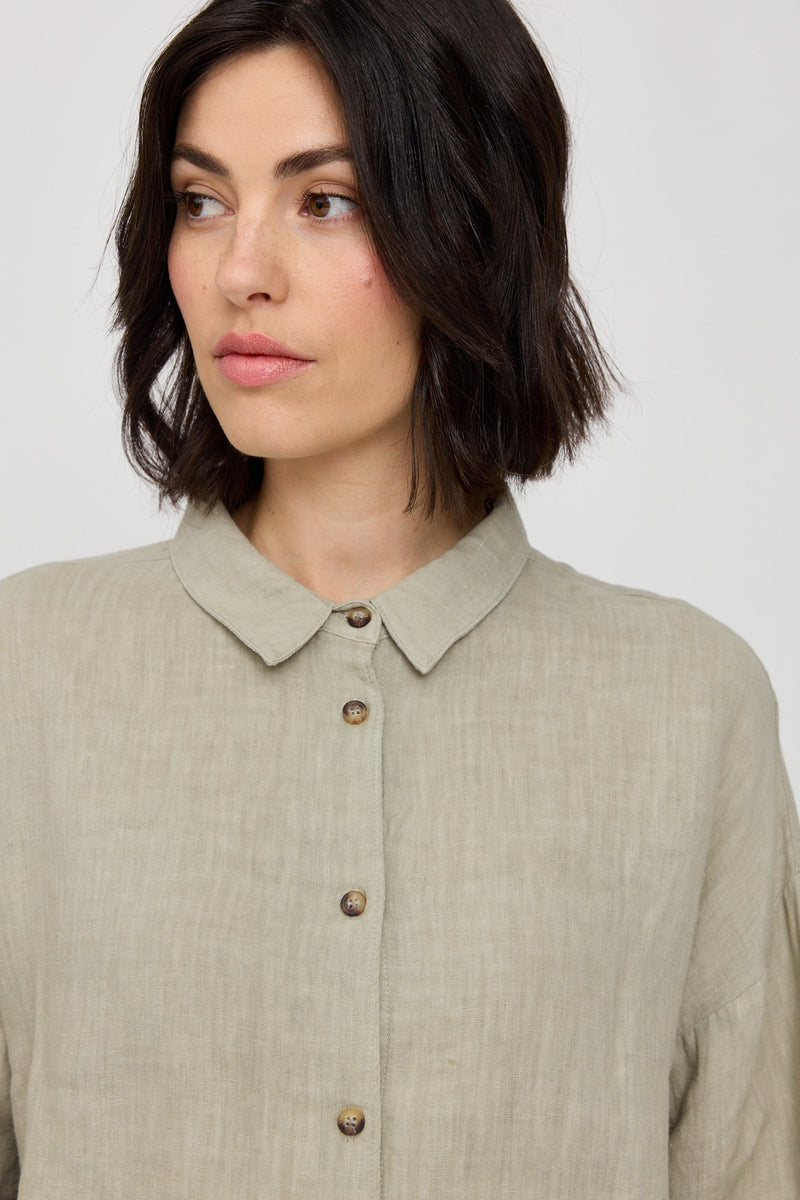 Maren ist 1,75 und trägt Größe S