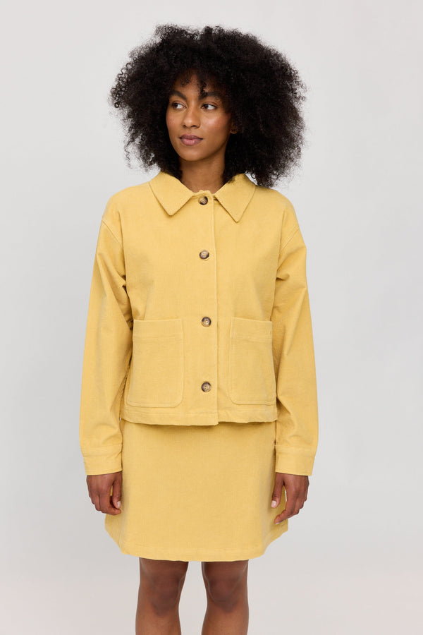 Jade ist 1,75 und trägt Größe S