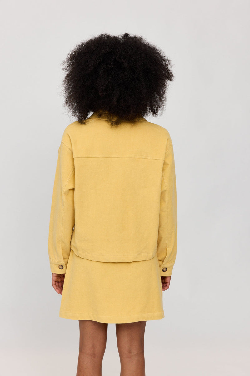 Jade ist 1,75 und trägt Größe S