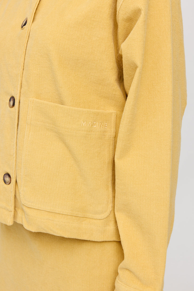 Jade ist 1,75 und trägt Größe S