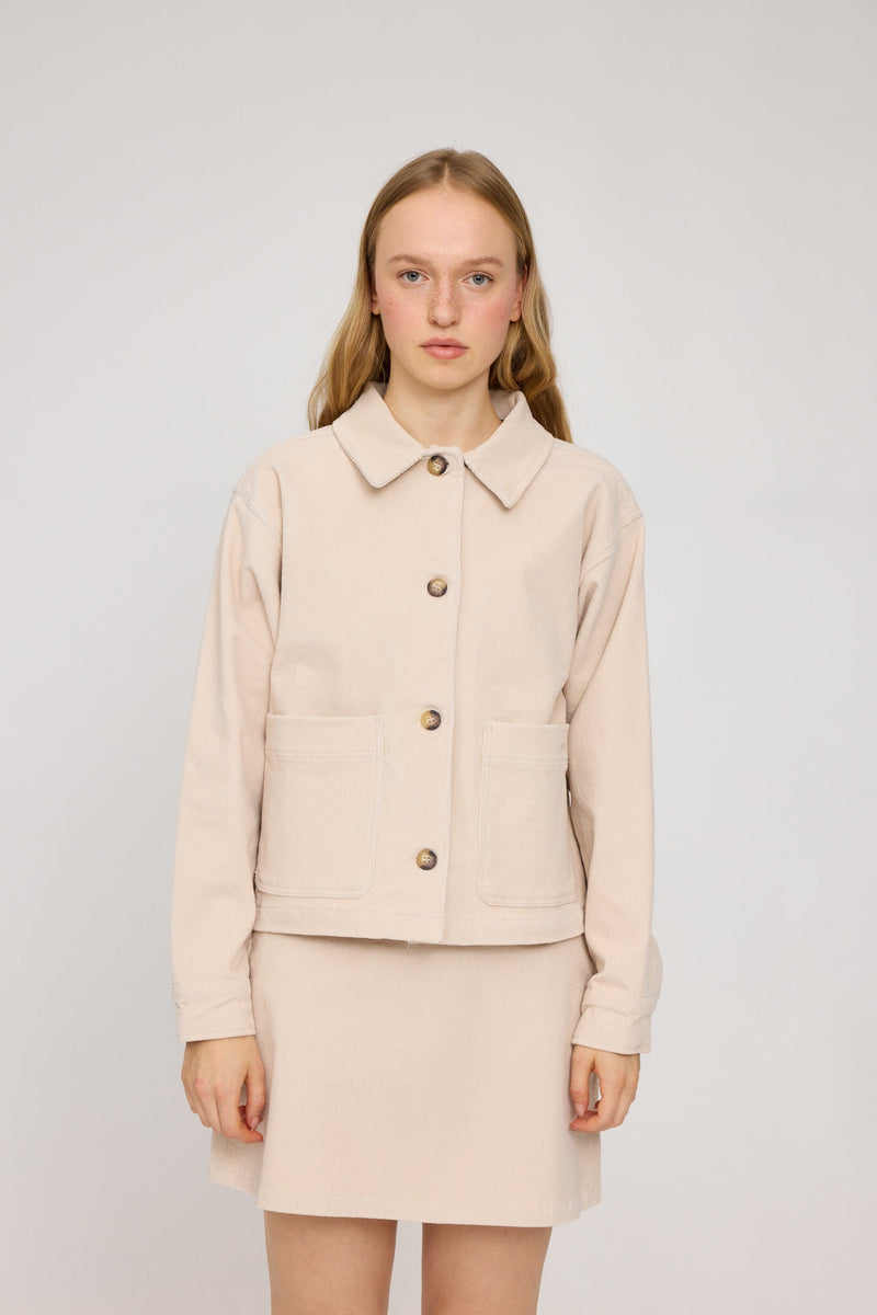 Julia ist 1,78 und trägt Größe S