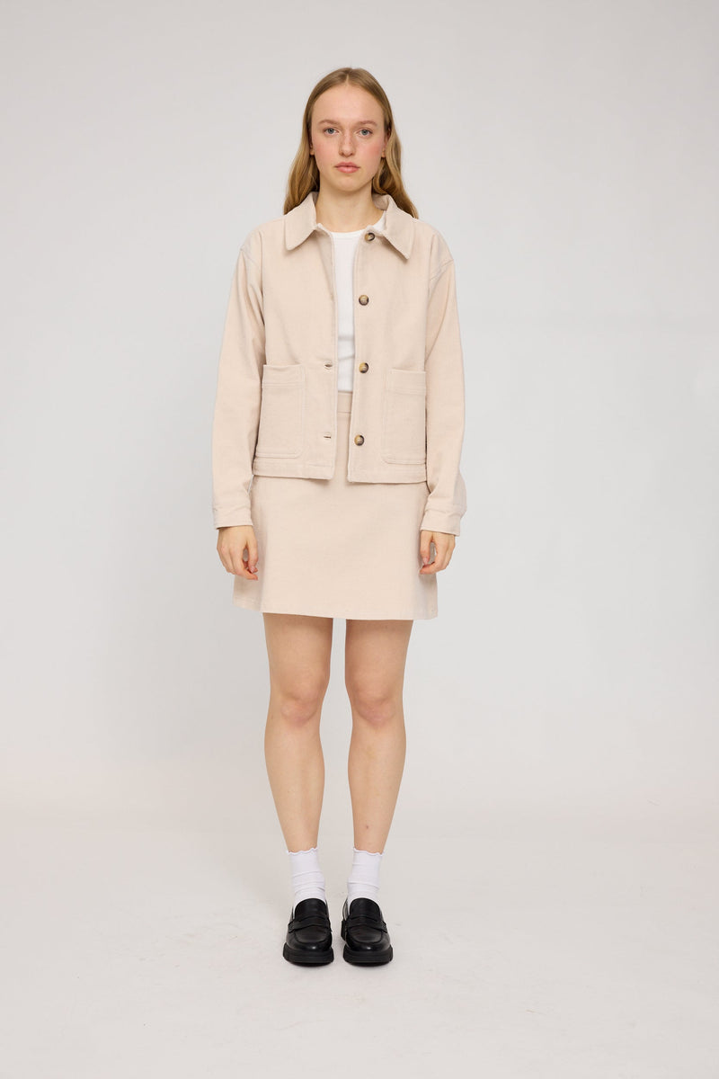 Julia ist 1,78 und trägt Größe S