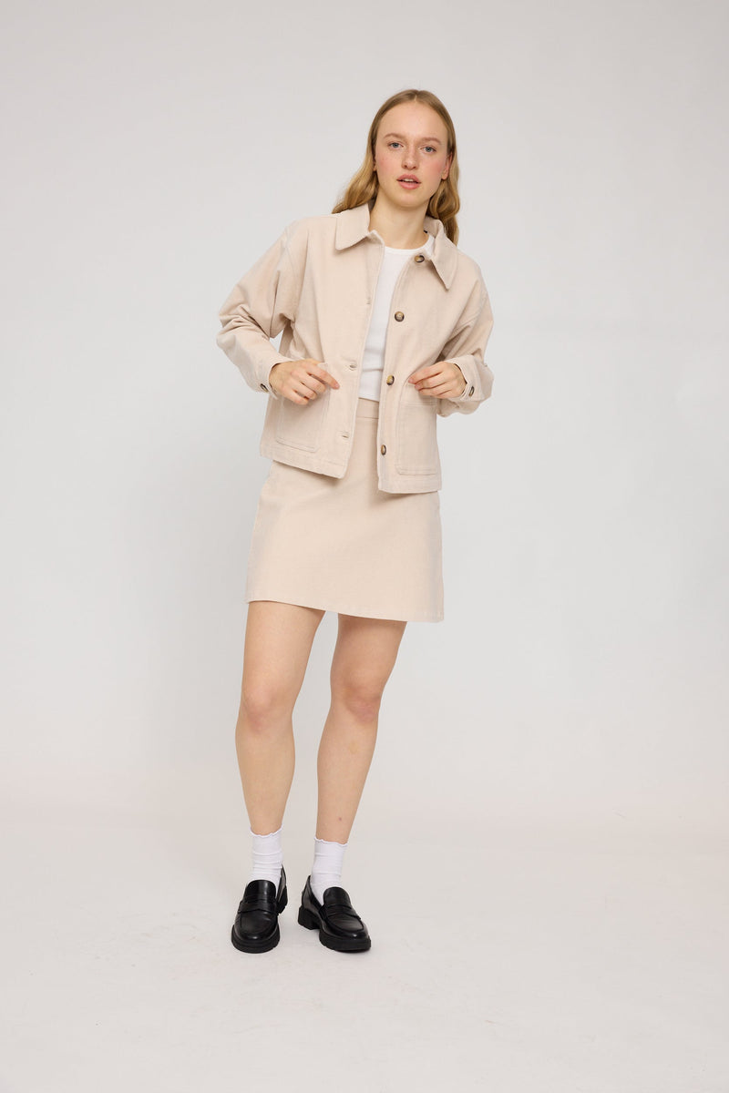 Julia ist 1,78 und trägt Größe S