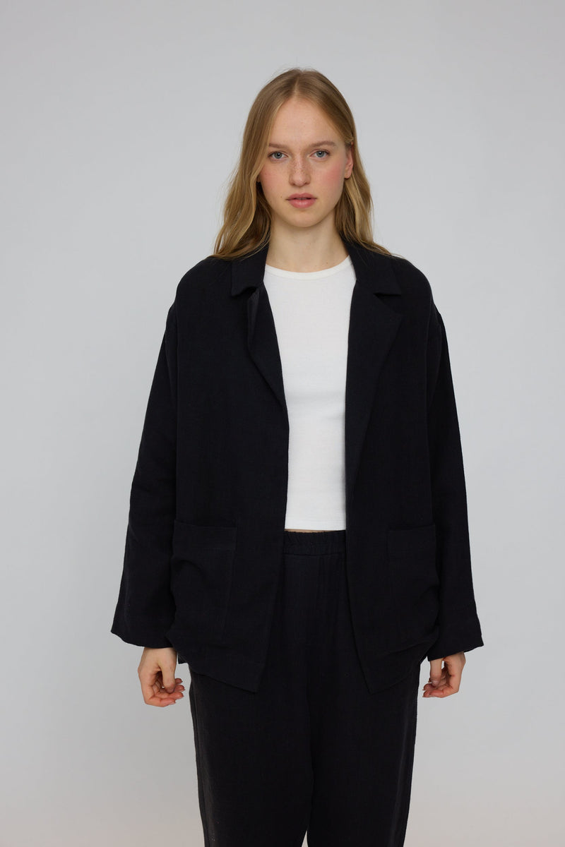 Julia ist 1,78 und trägt Größe S