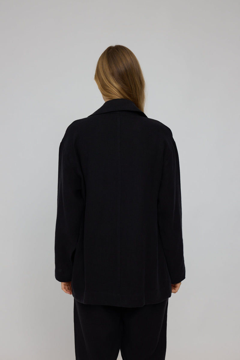 Julia ist 1,78 und trägt Größe S