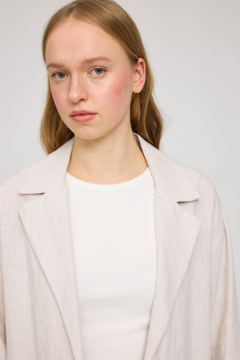 Julia ist 1,78 und trägt Größe S