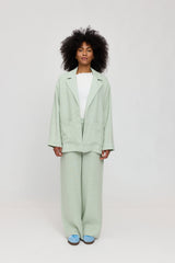 Jade ist 1,75 und trägt Größe S