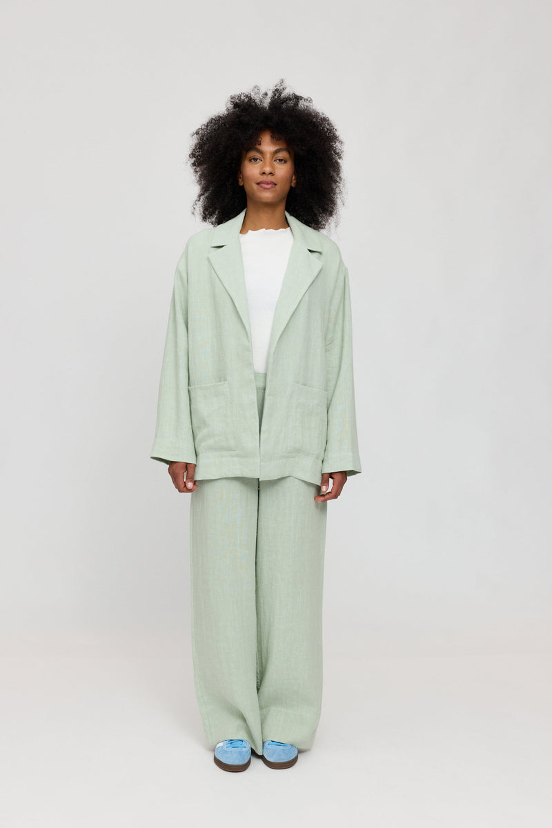 Jade ist 1,75 und trägt Größe S