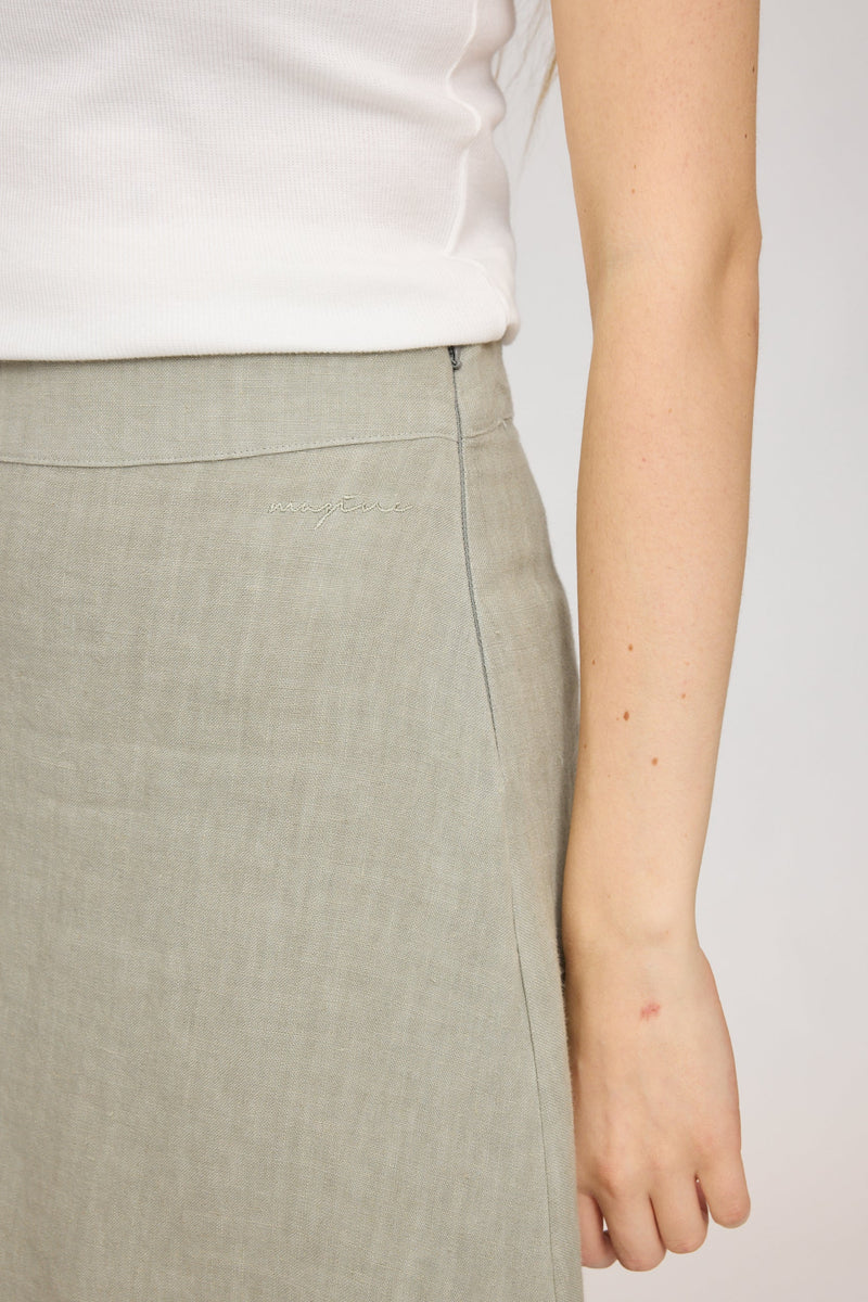 Julia ist 1,78 und trägt Größe S