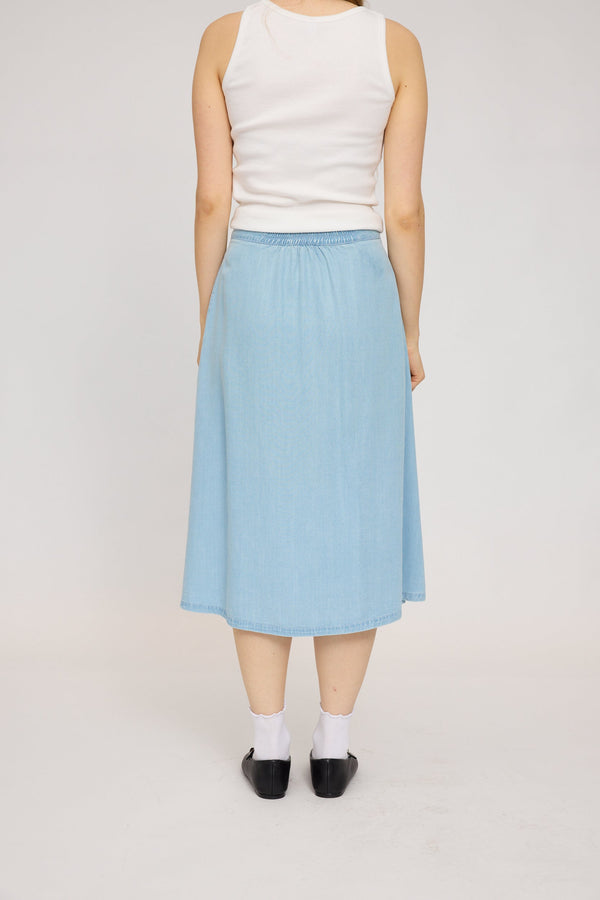 Julia ist 1,78 und trägt Größe S