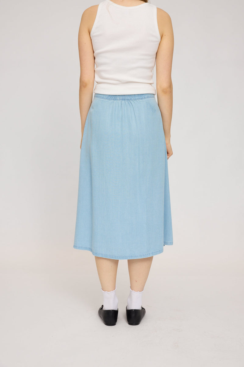 Julia ist 1,78 und trägt Größe S