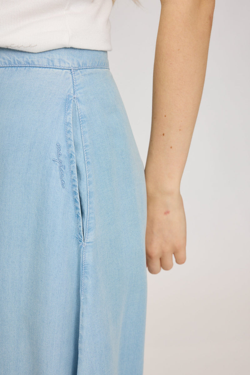 Julia ist 1,78 und trägt Größe S