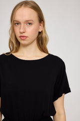 Julia ist 1,78 und trägt Größe S