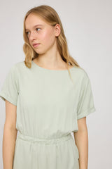 Julia ist 1,78 und trägt Größe S