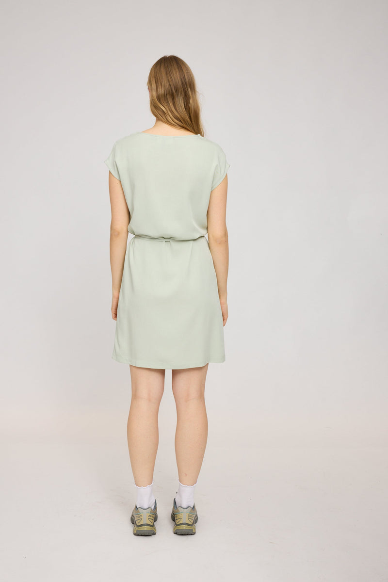 Julia ist 1,78 und trägt Größe S