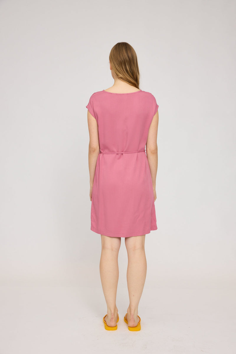 Julia ist 1,78 und trägt Größe S