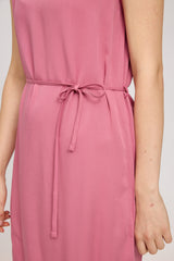 Julia ist 1,78 und trägt Größe S