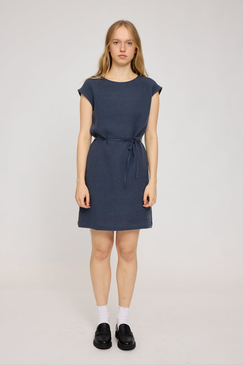 Julia ist 1,78 und trägt Größe S