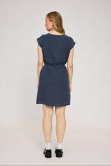 Julia ist 1,78 und trägt Größe S