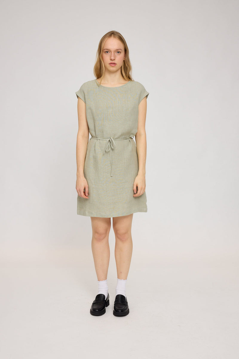 Julia ist 1,78 und trägt Größe S