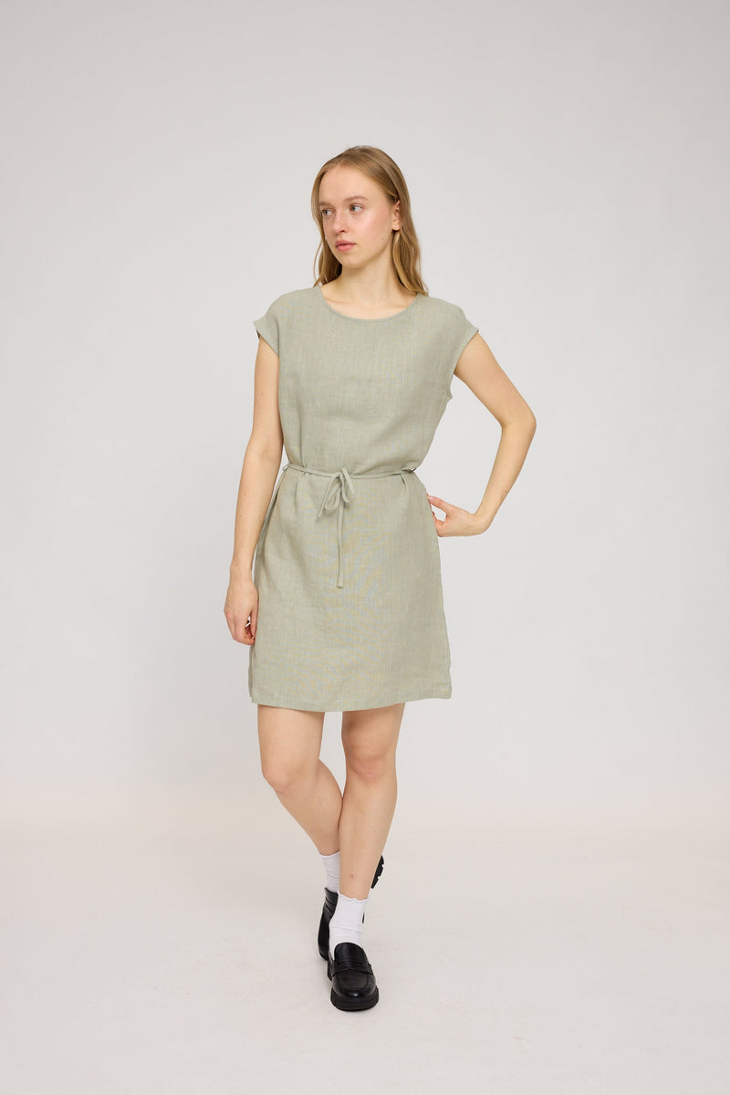 Julia ist 1,78 und trägt Größe S