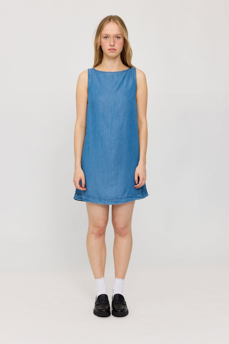 Julia ist 1,78 und trägt Größe S