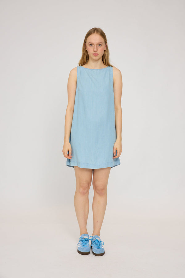 Julia ist 1,78 und trägt Größe S