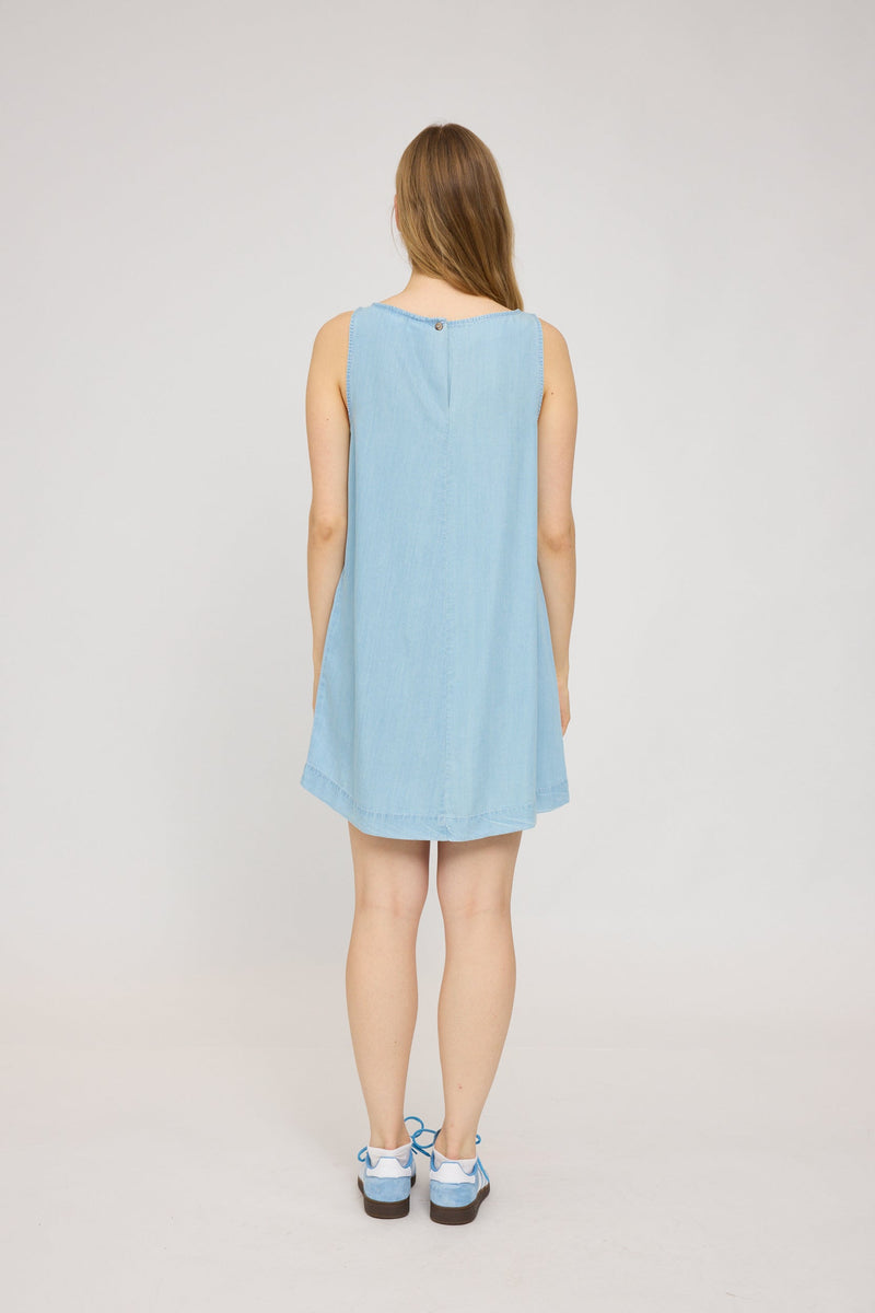 Julia ist 1,78 und trägt Größe S