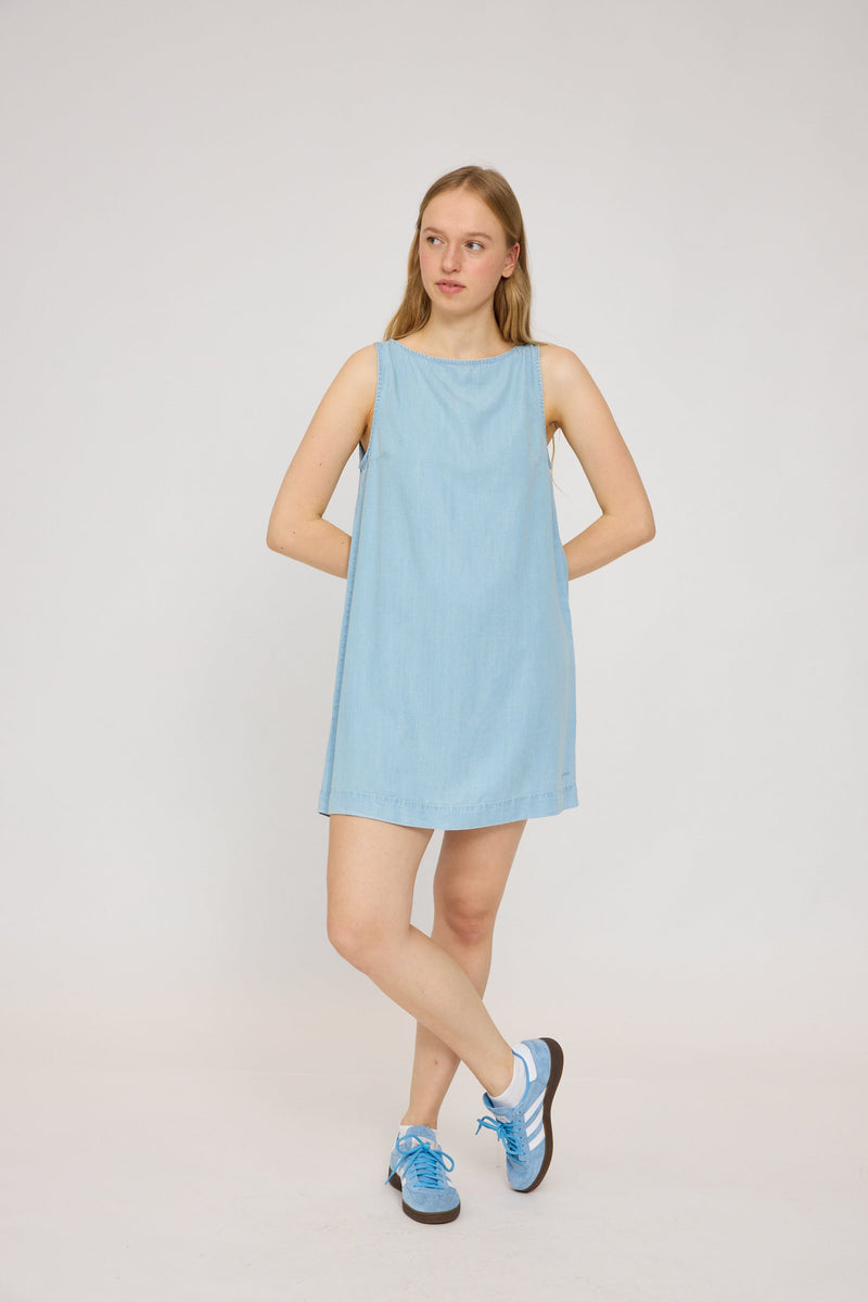 Julia ist 1,78 und trägt Größe S