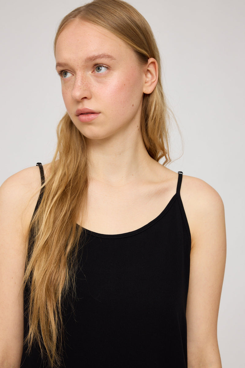 Julia ist 1,78 und trägt Größe S