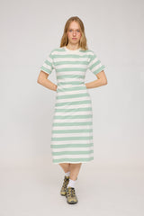 Julia ist 1,78 und trägt Größe S