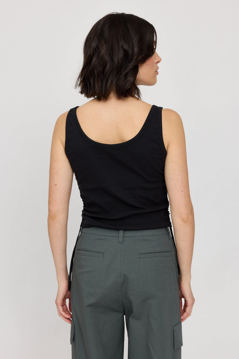 Maren ist 1,75 und trägt Größe S