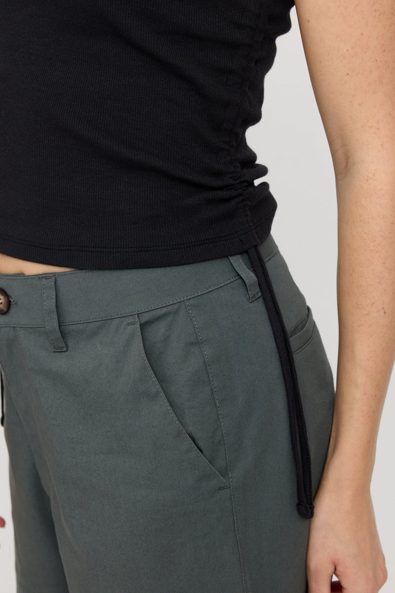 Maren ist 1,75 und trägt Größe S